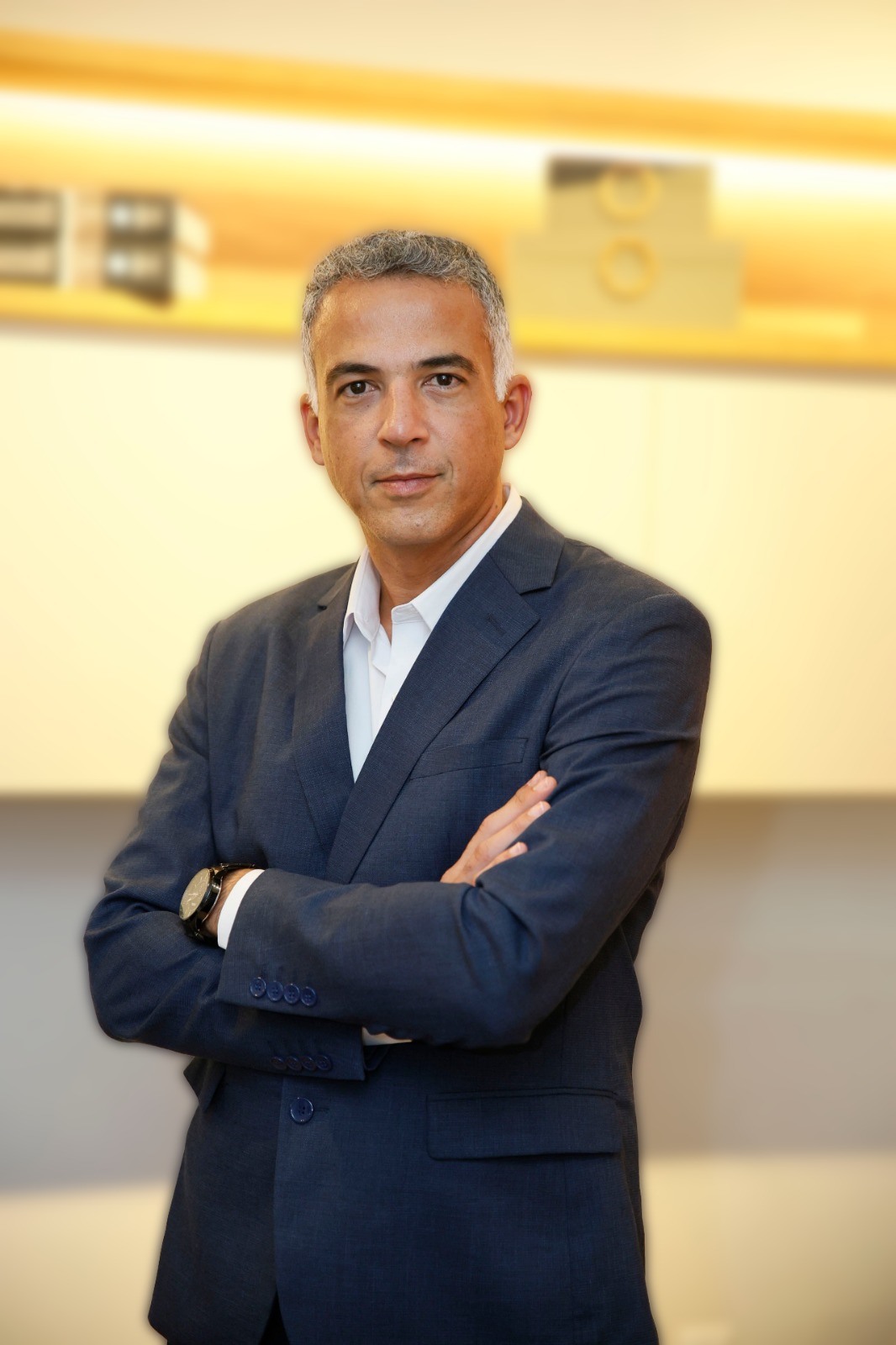 Dr. Germano Lefundes, cardiologista, em seu consultório